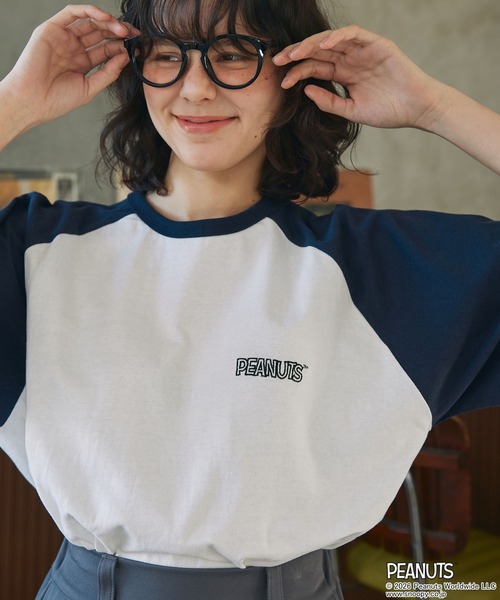 PEANUTS(ピーナッツ)の「【PEANUTS / SNOOPY】別注 ピーナッツ スヌーピー&フレンズ ヴィンテージプリント 半袖Tシャツ(Tシャツ/カットソー・レディース・ネイビー/オートミール/スミクロ/オフホワイト/ブラック/ホワイト系1/ネイビー系/ブラック系/チャコールグレー/ブラック系2/ホワイト系2/ネイビー系1・FREE)」の12枚目の写真