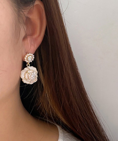 Miniministore(ミニミニストア)の「ツバキ ピアス 韓国 アクセサリー 女性(ピアス(両耳用)・レディース・ホワイト/ブラック・FREE)」の3枚目の写真
