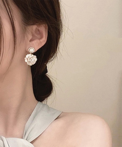 Miniministore(ミニミニストア)の「ツバキ ピアス 韓国 アクセサリー 女性(ピアス(両耳用)・レディース・ホワイト/ブラック・FREE)」の4枚目の写真