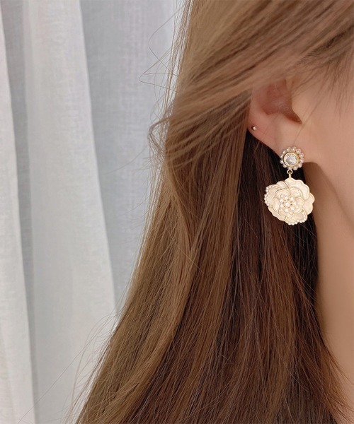 Miniministore(ミニミニストア)の「ツバキ ピアス 韓国 アクセサリー 女性(ピアス(両耳用)・レディース・ホワイト/ブラック・FREE)」の5枚目の写真