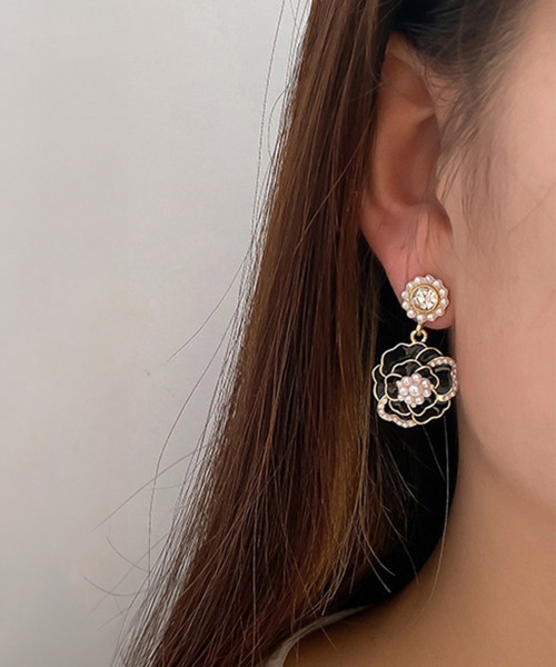 Miniministore(ミニミニストア)の「ツバキ ピアス 韓国 アクセサリー 女性(ピアス(両耳用)・レディース・ホワイト/ブラック・FREE)」の6枚目の写真