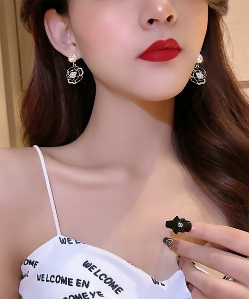Miniministore(ミニミニストア)の「ツバキ ピアス 韓国 アクセサリー 女性(ピアス(両耳用)・レディース・ホワイト/ブラック・FREE)」の7枚目の写真