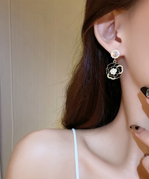 Miniministore(ミニミニストア)の「ツバキ ピアス 韓国 アクセサリー 女性(ピアス(両耳用)・レディース・ホワイト/ブラック・FREE)」の8枚目の写真