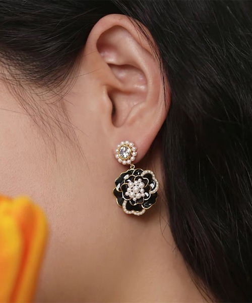 Miniministore(ミニミニストア)の「ツバキ ピアス 韓国 アクセサリー 女性(ピアス(両耳用)・レディース・ホワイト/ブラック・FREE)」の9枚目の写真