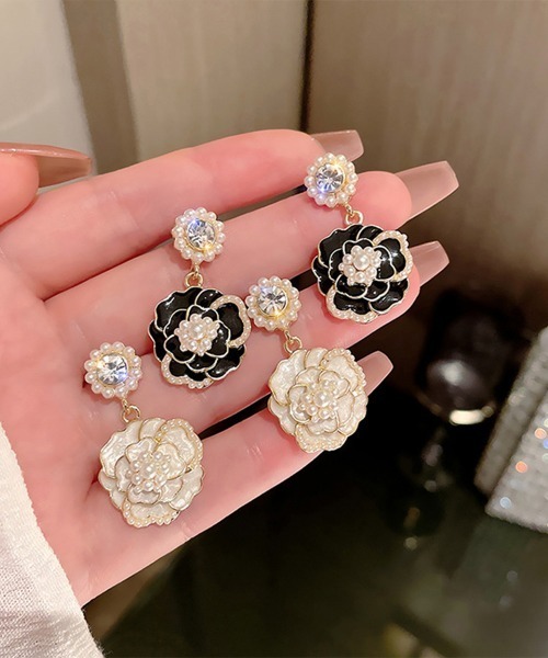 Miniministore(ミニミニストア)の「ツバキ ピアス 韓国 アクセサリー 女性(ピアス(両耳用)・レディース・ホワイト/ブラック・FREE)」の11枚目の写真
