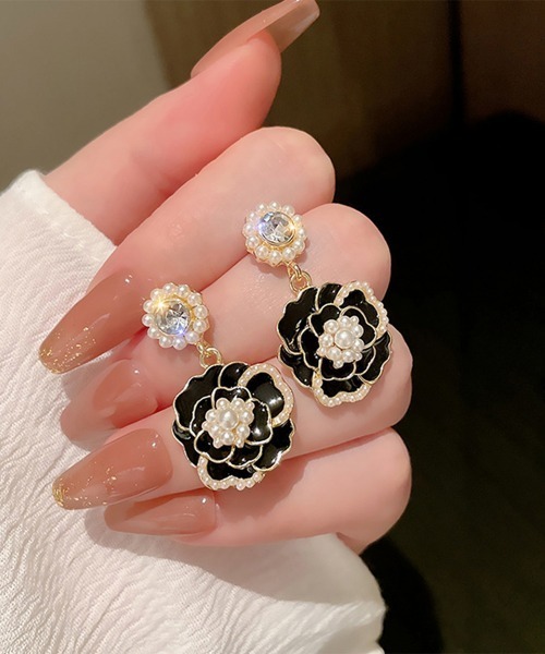 Miniministore(ミニミニストア)の「ツバキ ピアス 韓国 アクセサリー 女性(ピアス(両耳用)・レディース・ホワイト/ブラック・FREE)」の16枚目の写真