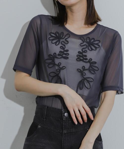 SENSE OF PLACE by URBAN RESEARCH（センスオブプレイスバイアーバンリサーチ）の「コードシシュウカットトップ（Tシャツ/カットソー・レディース・チャコールグレー/ブラウン/アイボリー・ONE）」の2枚目の写真