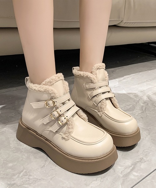 Lace Ladies（レースレディース）の「トリプル ベルト 裏ボア ボリューム ショート ブーツ（ブーツ・レディース・ブラック/アイボリー/ブラウン・22.5/23/23.5/24/24.5）」の2枚目の写真