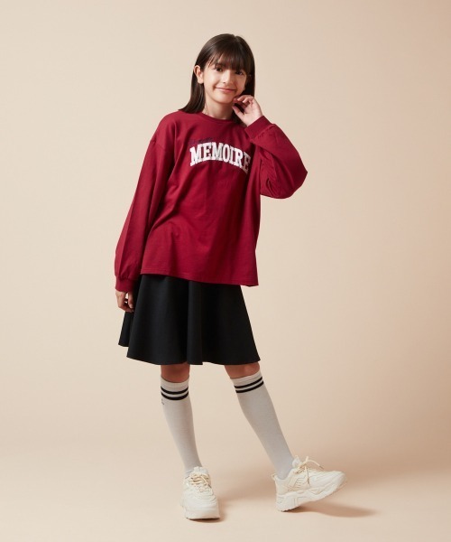 a.v.v（アーヴェヴェ）の「[120-130]サテンアップリケカレッジロゴロンＴ（Tシャツ/カットソー・キッズ・アイボリー/ブラック/ボルドー・120/130）」の12枚目の写真