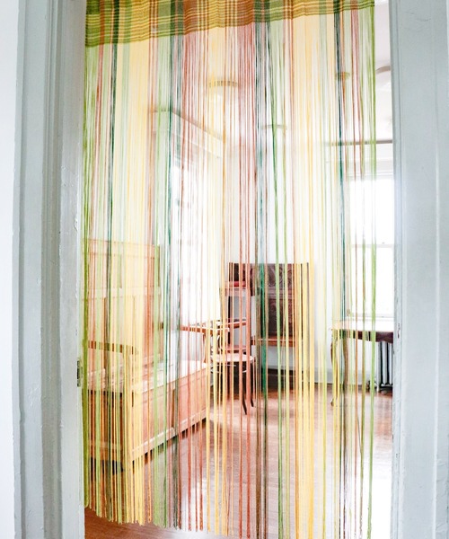 チャイハネ(チャイハネ)の「【チャイハネ】シャララストリングのれん(インテリア雑貨・レディース・ブラウン/ブルー/パープル/グリーン/ピンク/イエロー/オレンジ/ライトブルー/ピンク系その他・FREE)」の2枚目の写真