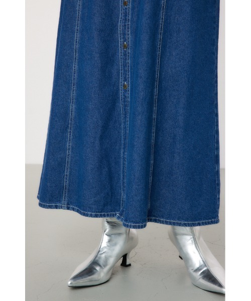 RODEO CROWNS WIDE BOWL（ロデオクラウンズワイドボウル）の「フリルデザインデニムロングワンピース（ワンピース・レディース・ブラック/ブルー・FREE）」の13枚目の写真