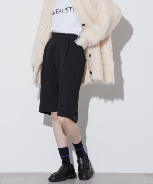 Apo(s)ture(アポスチャー)の「DUA-004/Wクロスサルエルイージーハーフパンツ(その他パンツ・レディース・ベージュ/ネイビー/ブラック/アイボリー・XS/S/M/L/XL)」の1枚目の写真