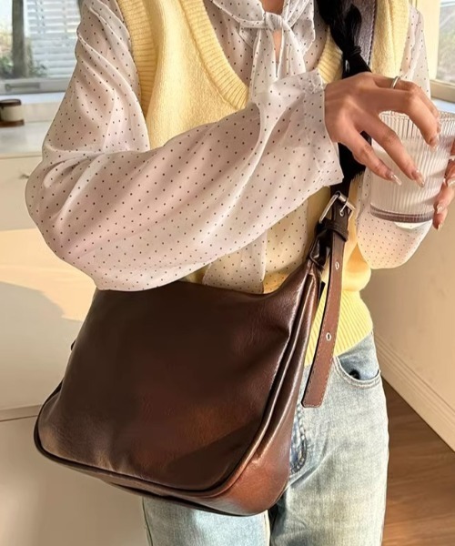 paravion（パラビオン）の「バックルショルダーバック/A4サイズ/ショルダー調節可能（ショルダーバッグ・レディース・ブラウン/ブラック・FREE）」の8枚目の写真