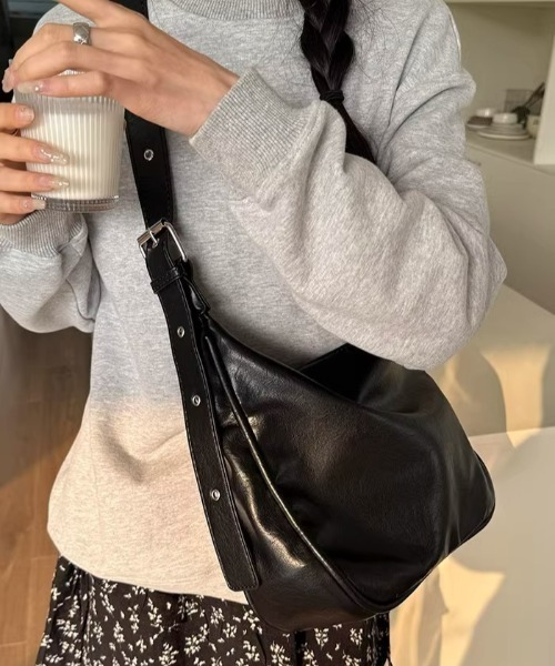 paravion（パラビオン）の「バックルショルダーバック/A4サイズ/ショルダー調節可能（ショルダーバッグ・レディース・ブラウン/ブラック・FREE）」の4枚目の写真