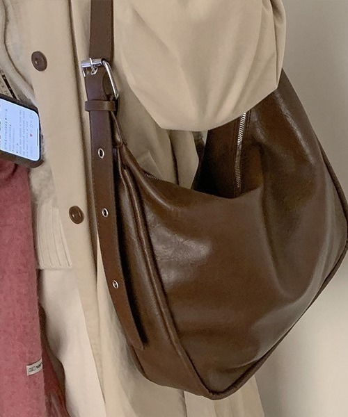 paravion（パラビオン）の「バックルショルダーバック/A4サイズ/ショルダー調節可能（ショルダーバッグ・レディース・ブラウン/ブラック・FREE）」の15枚目の写真