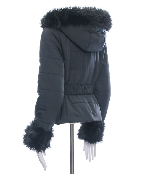 clear（クリア）の「ベルト付ファー中綿ダウン[大人可愛い 体型カバー もこもこ ファー] ≪2024AW新作≫（その他アウター・レディース・アイボリー/ブラック・F）」の5枚目の写真