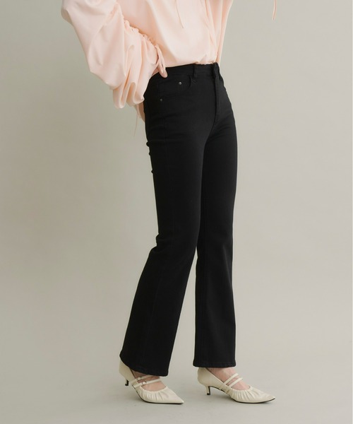 Olu.（オルドット）の「ストレートフレアデニム（デニムパンツ・レディース・ブラック/ライトブルー・1/0）」の6枚目の写真