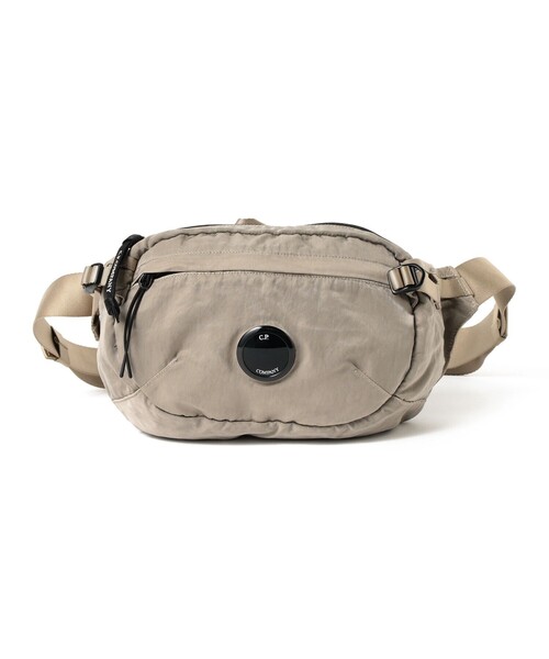 C.P. COMPANY（シーピーカンパニー）の「C.P. Company / Nylon B Crossbody Pack（ボディバッグ/ウエストポーチ・メンズ・ブラック/カーキ・ONE SIZE）」の2枚目の写真