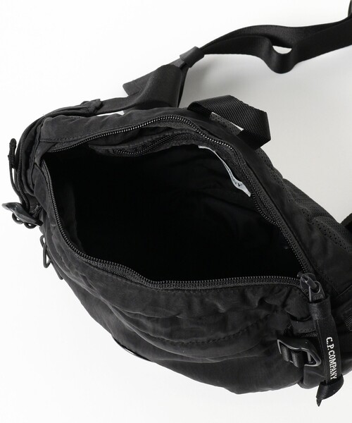 C.P. COMPANY（シーピーカンパニー）の「C.P. Company / Nylon B Crossbody Pack（ボディバッグ/ウエストポーチ・メンズ・ブラック/カーキ・ONE SIZE）」の4枚目の写真