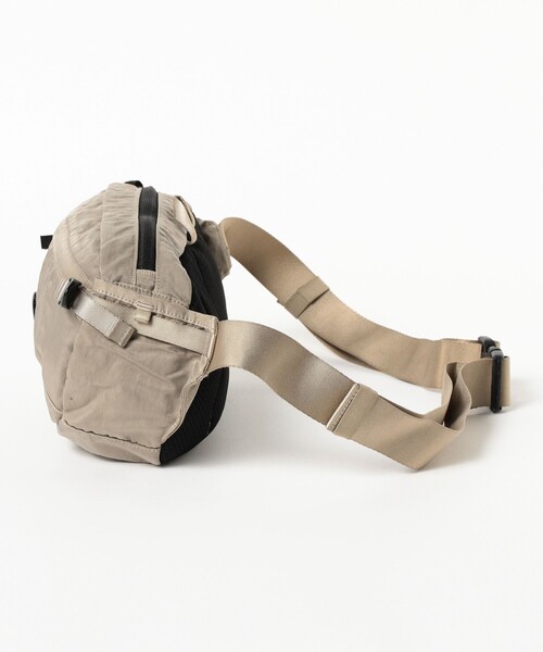 C.P. COMPANY（シーピーカンパニー）の「C.P. Company / Nylon B Crossbody Pack（ボディバッグ/ウエストポーチ・メンズ・ブラック/カーキ・ONE SIZE）」の5枚目の写真