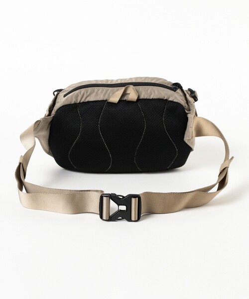 C.P. COMPANY（シーピーカンパニー）の「C.P. Company / Nylon B Crossbody Pack（ボディバッグ/ウエストポーチ・メンズ・ブラック/カーキ・ONE SIZE）」の6枚目の写真