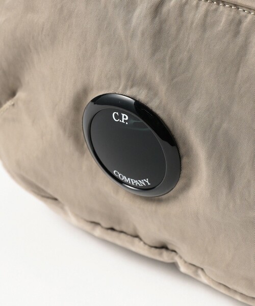 C.P. COMPANY（シーピーカンパニー）の「C.P. Company / Nylon B Crossbody Pack（ボディバッグ/ウエストポーチ・メンズ・ブラック/カーキ・ONE SIZE）」の7枚目の写真
