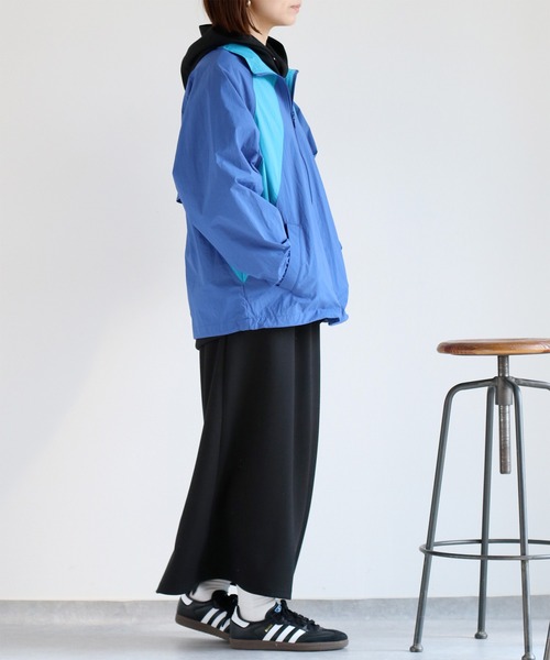 CONVERSE(コンバース)の「【CONVERSE】ナイロンスタンドブルゾン(ブルゾン・レディース・ブラック/ブルー・M)」の21枚目の写真