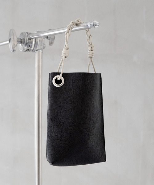 Senti（センティ）の「SENTI センティ / SHRINK LEATHER CHAIN HANDLE MINI BAG シュリンクレザーチェーンハンドルトートバッグ / 3037（トートバッグ・メンズ・ブラック系その他/ブラック/アイボリー・FREE）」の3枚目の写真