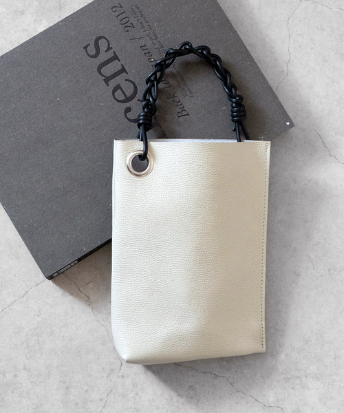 Senti（センティ）の「SENTI センティ / SHRINK LEATHER CHAIN HANDLE MINI BAG シュリンクレザーチェーンハンドルトートバッグ / 3037（トートバッグ・メンズ・ブラック系その他/ブラック/アイボリー・FREE）」の2枚目の写真