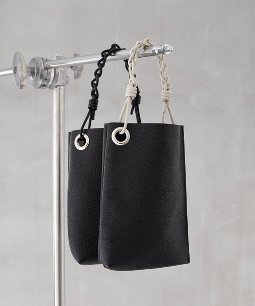 Senti（センティ）の「SENTI センティ / SHRINK LEATHER CHAIN HANDLE MINI BAG シュリンクレザーチェーンハンドルトートバッグ / 3037（トートバッグ・メンズ・ブラック系その他/ブラック/アイボリー・FREE）」の4枚目の写真