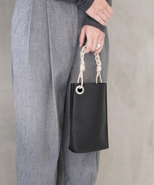 Senti（センティ）の「SENTI センティ / SHRINK LEATHER CHAIN HANDLE MINI BAG シュリンクレザーチェーンハンドルトートバッグ / 3037（トートバッグ・メンズ・ブラック系その他/ブラック/アイボリー・FREE）」の5枚目の写真