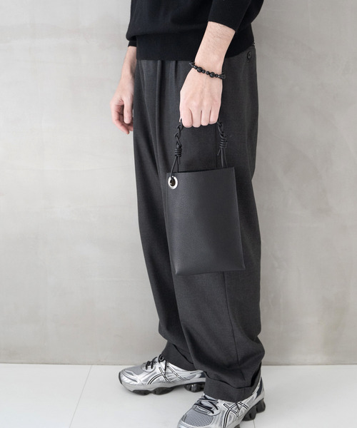 Senti（センティ）の「SENTI センティ / SHRINK LEATHER CHAIN HANDLE MINI BAG シュリンクレザーチェーンハンドルトートバッグ / 3037（トートバッグ・メンズ・ブラック系その他/ブラック/アイボリー・FREE）」の6枚目の写真