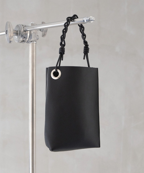 Senti（センティ）の「SENTI センティ / SHRINK LEATHER CHAIN HANDLE MINI BAG シュリンクレザーチェーンハンドルトートバッグ / 3037（トートバッグ・メンズ・ブラック系その他/ブラック/アイボリー・FREE）」の7枚目の写真