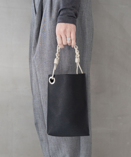 Senti（センティ）の「SENTI センティ / SHRINK LEATHER CHAIN HANDLE MINI BAG シュリンクレザーチェーンハンドルトートバッグ / 3037（トートバッグ・メンズ・ブラック系その他/ブラック/アイボリー・FREE）」の14枚目の写真