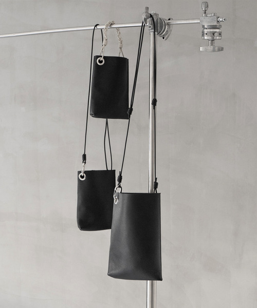 Senti（センティ）の「SENTI センティ / SHRINK LEATHER CHAIN HANDLE MINI BAG シュリンクレザーチェーンハンドルトートバッグ / 3037（トートバッグ・メンズ・ブラック系その他/ブラック/アイボリー・FREE）」の15枚目の写真