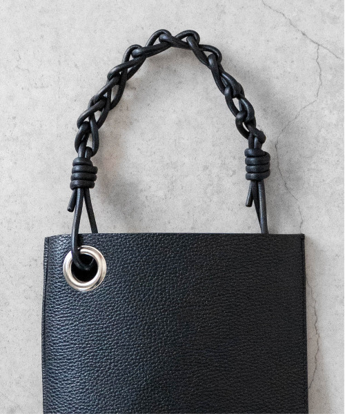 Senti（センティ）の「SENTI センティ / SHRINK LEATHER CHAIN HANDLE MINI BAG シュリンクレザーチェーンハンドルトートバッグ / 3037（トートバッグ・メンズ・ブラック系その他/ブラック/アイボリー・FREE）」の9枚目の写真