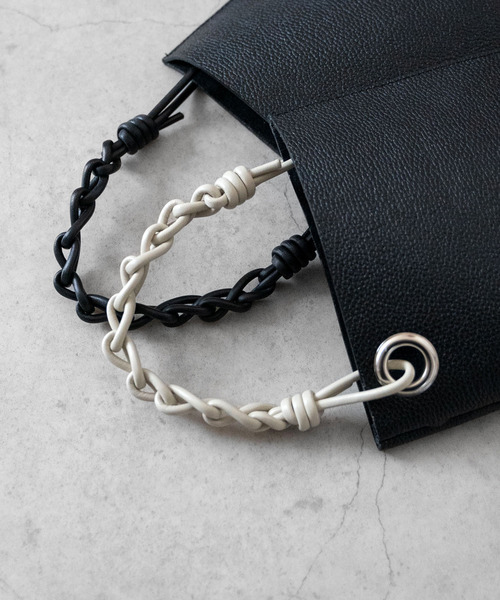 Senti（センティ）の「SENTI センティ / SHRINK LEATHER CHAIN HANDLE MINI BAG シュリンクレザーチェーンハンドルトートバッグ / 3037（トートバッグ・メンズ・ブラック系その他/ブラック/アイボリー・FREE）」の10枚目の写真