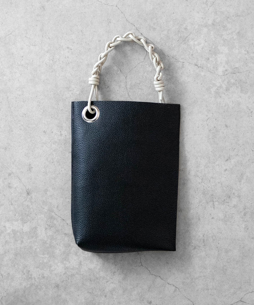 Senti（センティ）の「SENTI センティ / SHRINK LEATHER CHAIN HANDLE MINI BAG シュリンクレザーチェーンハンドルトートバッグ / 3037（トートバッグ・メンズ・ブラック系その他/ブラック/アイボリー・FREE）」の11枚目の写真