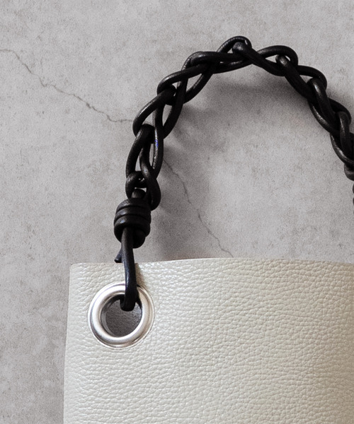 Senti（センティ）の「SENTI センティ / SHRINK LEATHER CHAIN HANDLE MINI BAG シュリンクレザーチェーンハンドルトートバッグ / 3037（トートバッグ・メンズ・ブラック系その他/ブラック/アイボリー・FREE）」の18枚目の写真