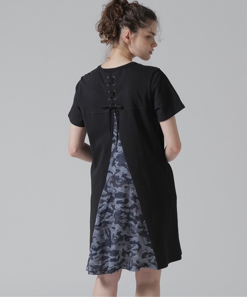 AVIREX(アヴィレックス)の「BACK FLARE SATIN CAMO COMBI ONE PIECE/バックフレアーサテンカモコンビワンピース(ワンピース・レディース・ベージュ/ブラック/オリーブ・S/M/L)」の2枚目の写真