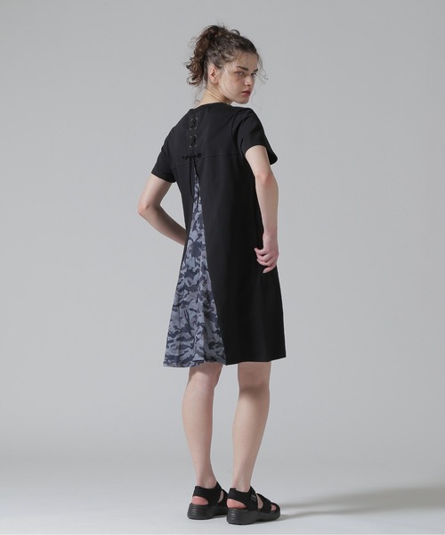 AVIREX(アヴィレックス)の「BACK FLARE SATIN CAMO COMBI ONE PIECE/バックフレアーサテンカモコンビワンピース(ワンピース・レディース・ベージュ/ブラック/オリーブ・S/M/L)」の6枚目の写真