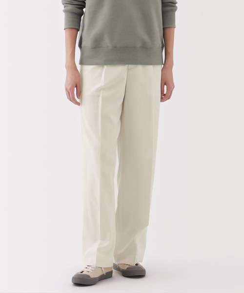 無印良品（ムジルシリョウヒン）の「婦人　撥水　タックストレートパンツ（その他パンツ・レディース・ダークネイビー/ブラック/チャコールグレー/オフホワイト・S/XL/L/M）」の2枚目の写真