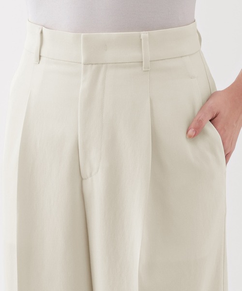 無印良品（ムジルシリョウヒン）の「婦人　撥水　タックストレートパンツ（その他パンツ・レディース・ダークネイビー/ブラック/チャコールグレー/オフホワイト・S/XL/L/M）」の8枚目の写真