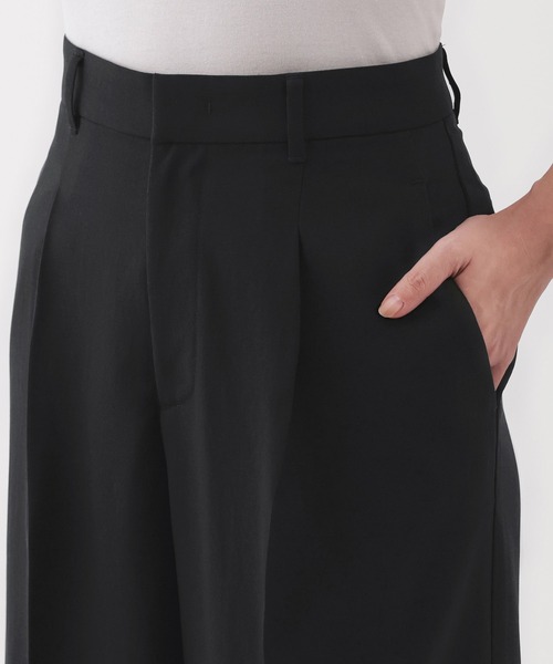 無印良品（ムジルシリョウヒン）の「婦人　撥水　タックストレートパンツ（その他パンツ・レディース・ダークネイビー/ブラック/チャコールグレー/オフホワイト・S/XL/L/M）」の16枚目の写真