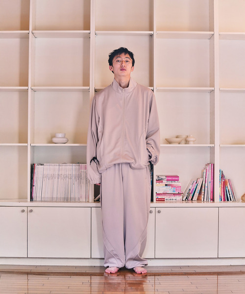 JOINT WORKS(ジョイントワークス)の「MYS MYS/ミースミース STREAMLINE TRACK PANTS(スラックス・メンズ・タン/ブラック・MEDIUM/LARGE)」の2枚目の写真