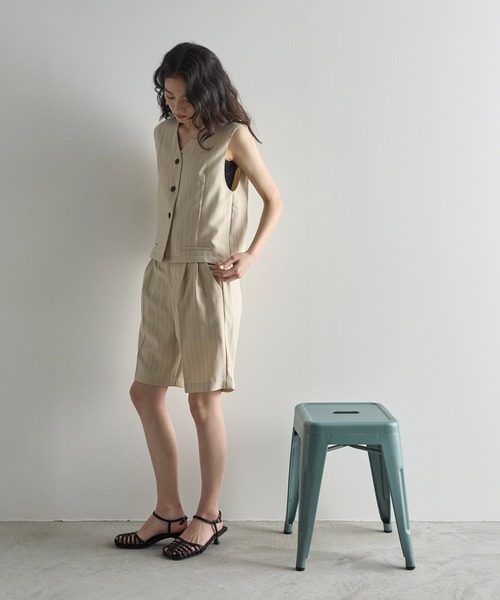 THE YOn(ザヨン)の「ストライプノースリショートジャケット(ノーカラージャケット・レディース・レディッシュグレー/ナチュラル・FREE)」の4枚目の写真