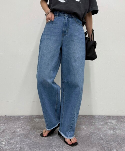 fredy emue(フレディエミュ)の「カーブデニムパンツ(デニムパンツ・レディース・サックスブルー/ライトグレー・36/38)」の1枚目の写真