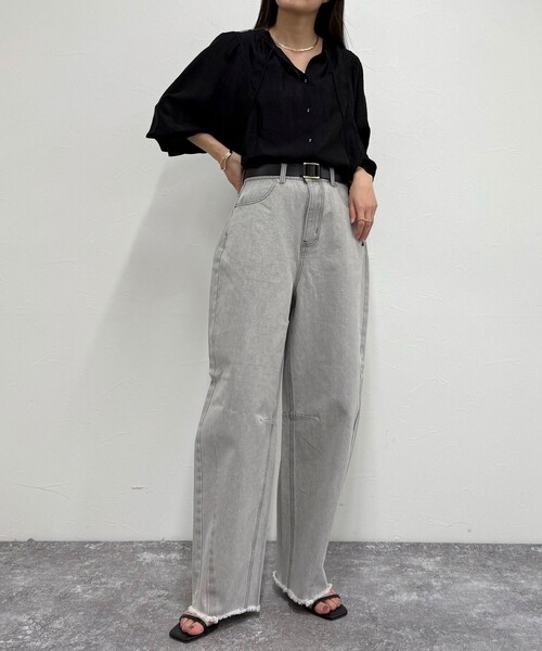 fredy emue(フレディエミュ)の「カーブデニムパンツ(デニムパンツ・レディース・サックスブルー/ライトグレー・36/38)」の2枚目の写真