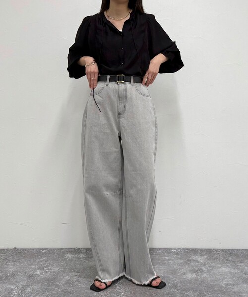 fredy emue(フレディエミュ)の「カーブデニムパンツ(デニムパンツ・レディース・サックスブルー/ライトグレー・36/38)」の3枚目の写真