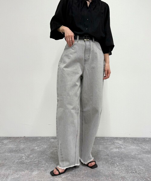 fredy emue(フレディエミュ)の「カーブデニムパンツ(デニムパンツ・レディース・サックスブルー/ライトグレー・36/38)」の8枚目の写真